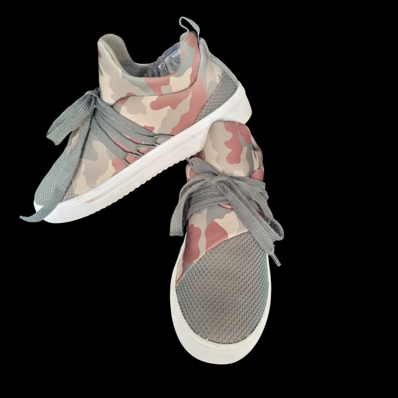 Steve Madden Sneeks - Picture 1 of 9